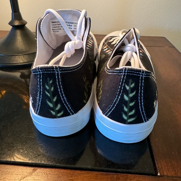 Almost new sneaker flowers size 10 - Picture 4 of 10
